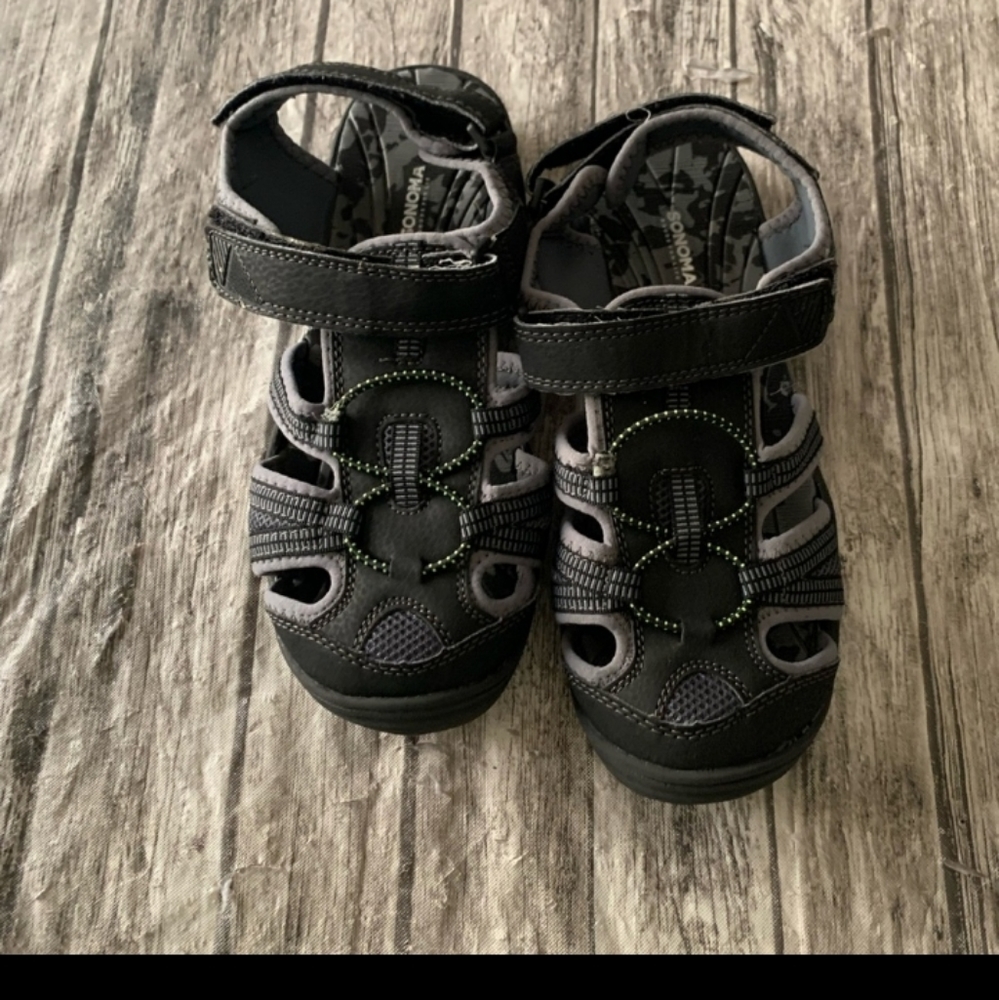Boys six medium sandals Sonoma